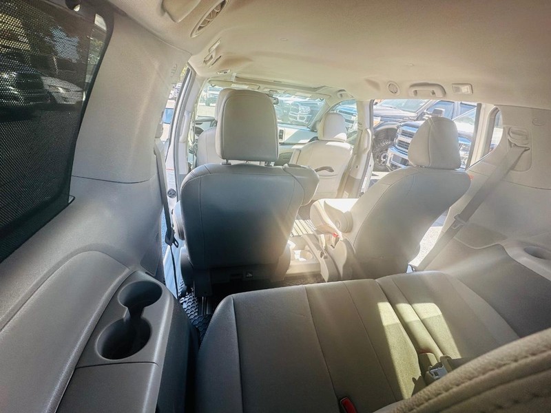 Toyota Sienna Vehicle Full-screen Gallery Image 14