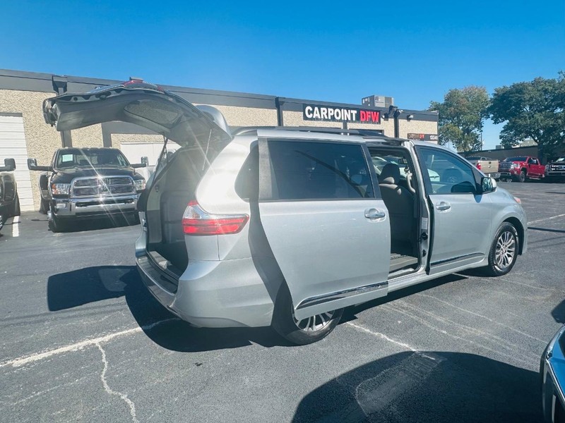 Toyota Sienna Vehicle Full-screen Gallery Image 15