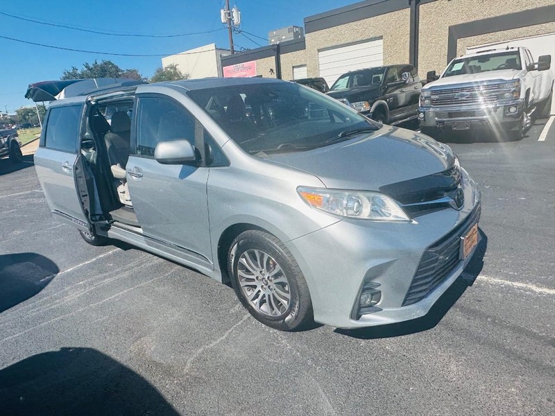 Toyota Sienna Vehicle Full-screen Gallery Image 16
