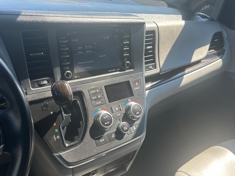 Toyota Sienna Vehicle Full-screen Gallery Image 18