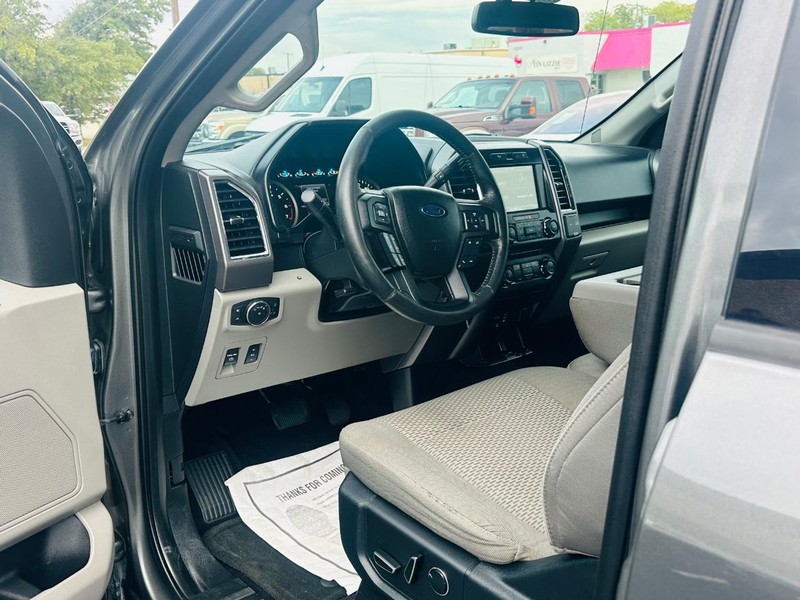 Ford F-150 Vehicle Full-screen Gallery Image 17