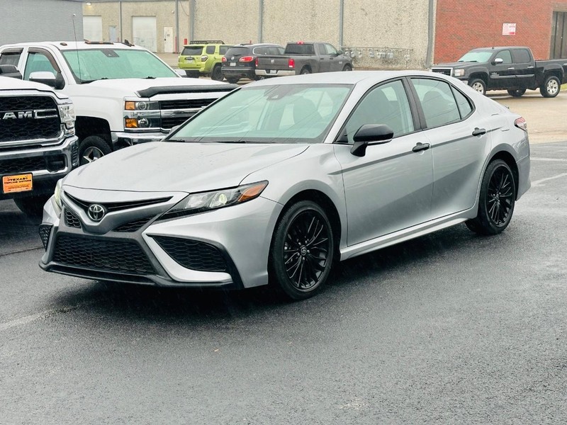 Toyota Camry Vehicle Full-screen Gallery Image 02