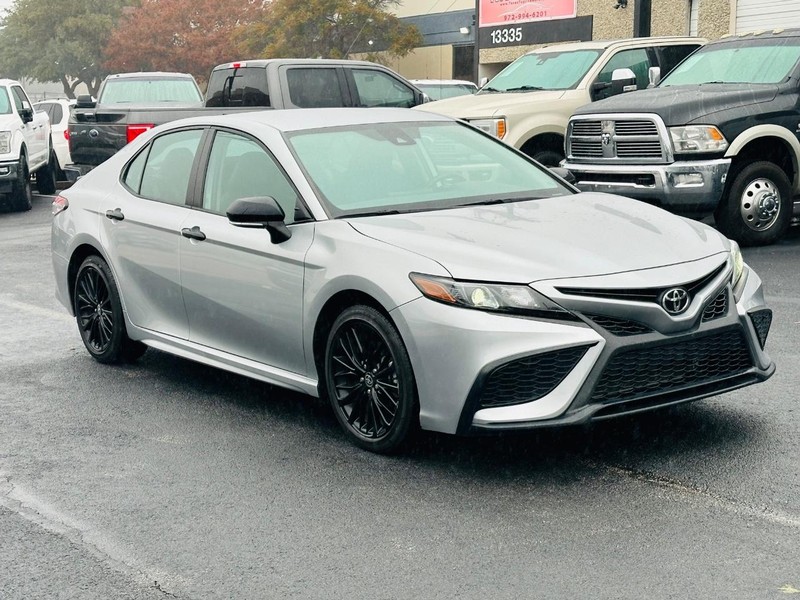 Toyota Camry Vehicle Full-screen Gallery Image 04