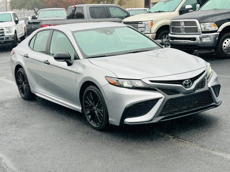 Toyota Camry Vehicle Full-screen Gallery Image 05