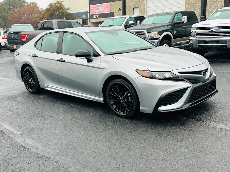 Toyota Camry Vehicle Full-screen Gallery Image 06