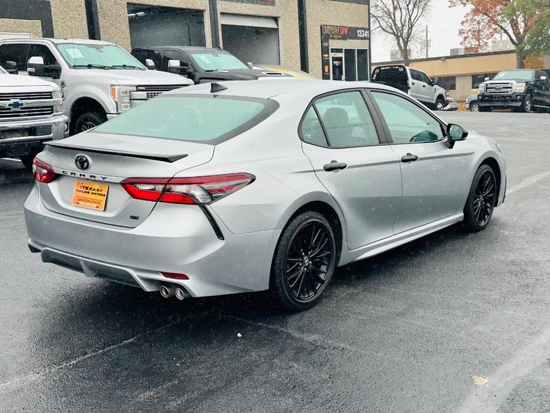 Toyota Camry Vehicle Full-screen Gallery Image 07