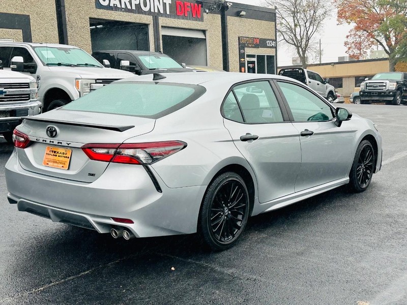 Toyota Camry Vehicle Full-screen Gallery Image 08