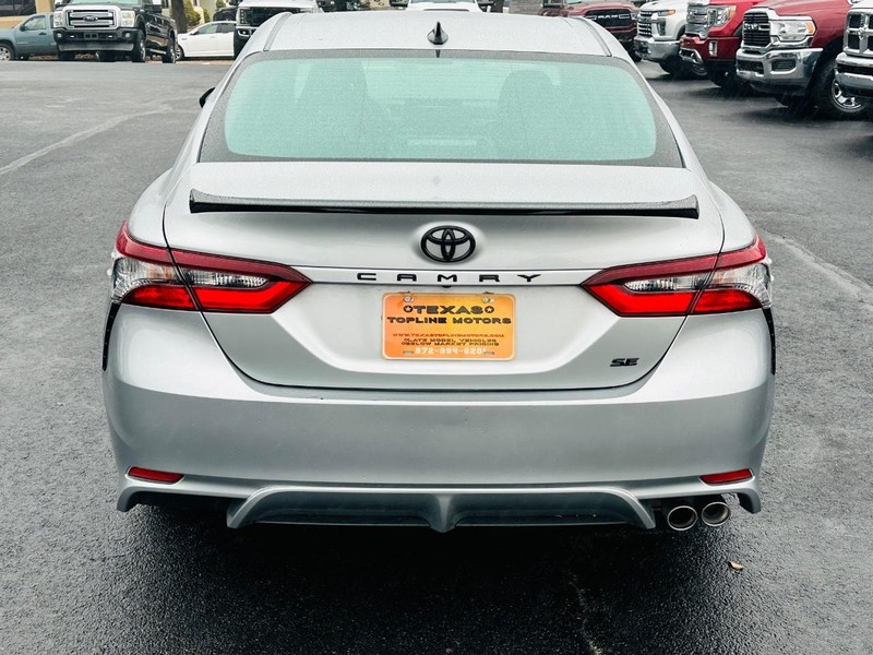 Toyota Camry Vehicle Full-screen Gallery Image 09