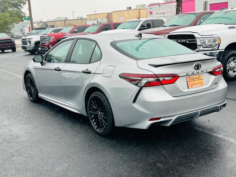 Toyota Camry Vehicle Full-screen Gallery Image 10