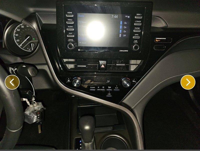 Toyota Camry Vehicle Full-screen Gallery Image 11