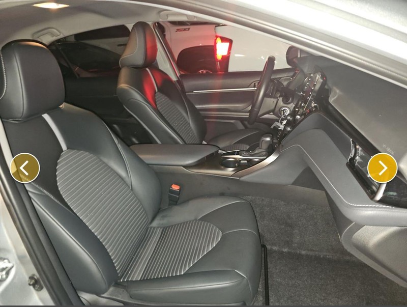 Toyota Camry Vehicle Full-screen Gallery Image 13