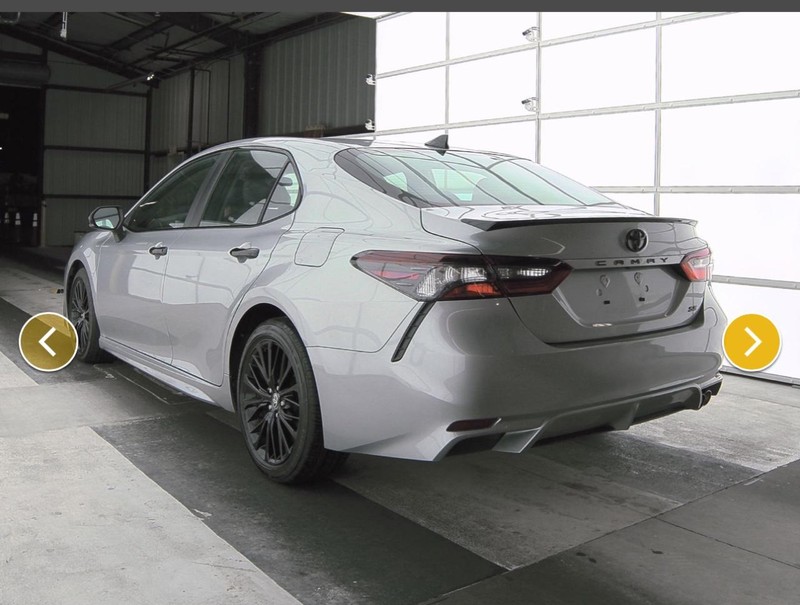 Toyota Camry Vehicle Full-screen Gallery Image 15