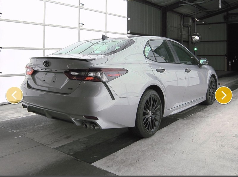Toyota Camry Vehicle Full-screen Gallery Image 16