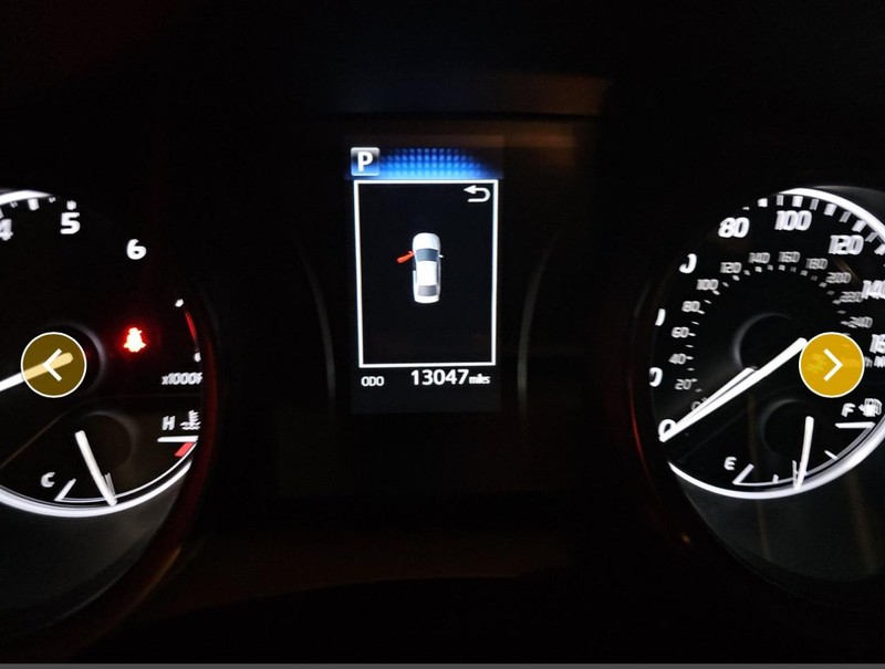 Toyota Camry Vehicle Full-screen Gallery Image 17