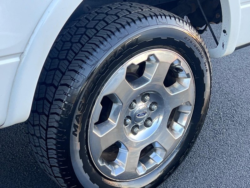 Ford F-150 Vehicle Full-screen Gallery Image 17