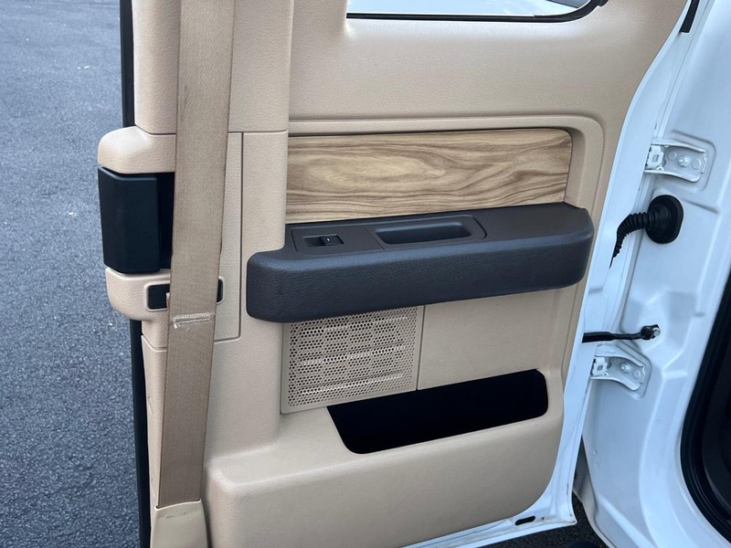 Ford F-150 Vehicle Full-screen Gallery Image 31