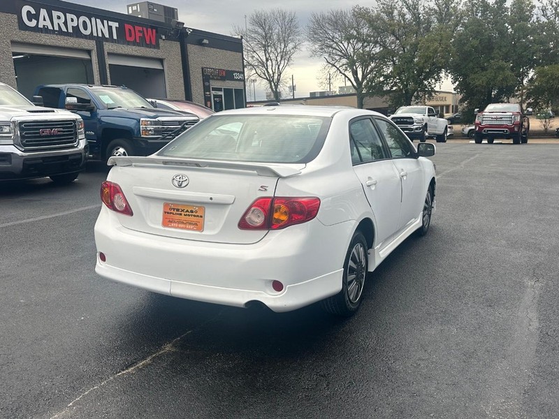 Toyota Corolla Vehicle Full-screen Gallery Image 9