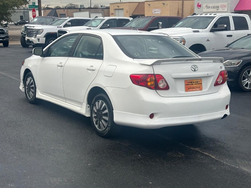 Toyota Corolla Vehicle Full-screen Gallery Image 10