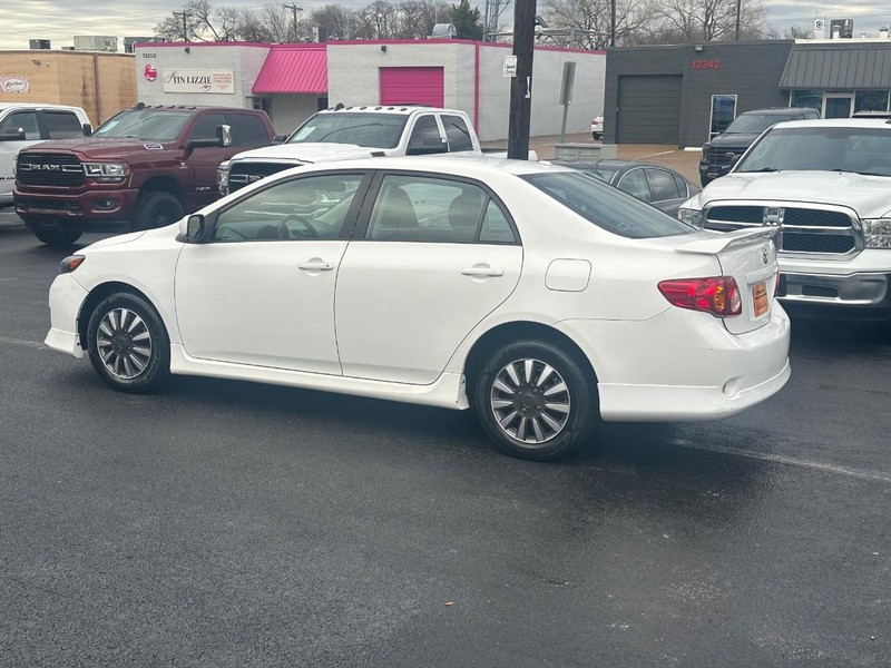 Toyota Corolla Vehicle Full-screen Gallery Image 11