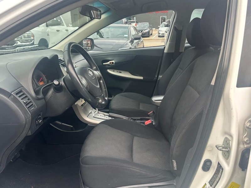 Toyota Corolla Vehicle Full-screen Gallery Image 12