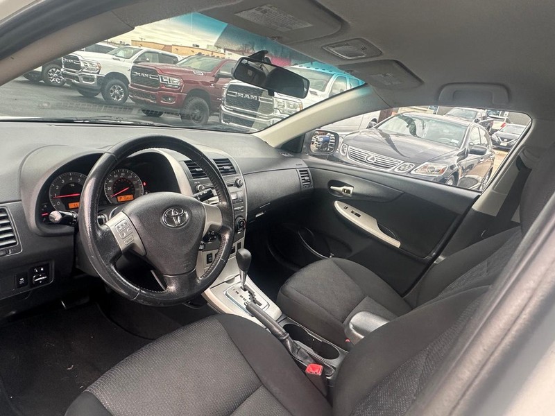 Toyota Corolla Vehicle Full-screen Gallery Image 13