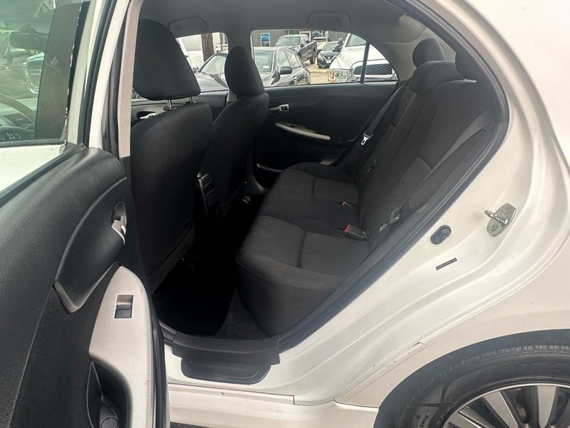 Toyota Corolla Vehicle Full-screen Gallery Image 14