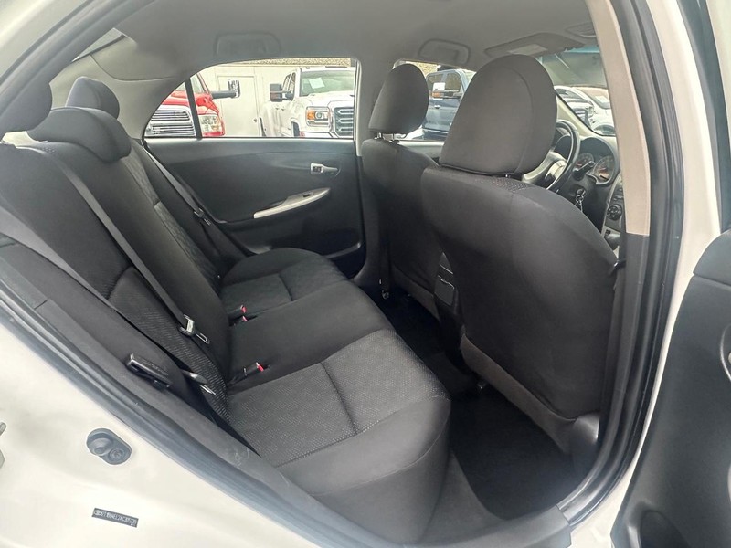 Toyota Corolla Vehicle Full-screen Gallery Image 15