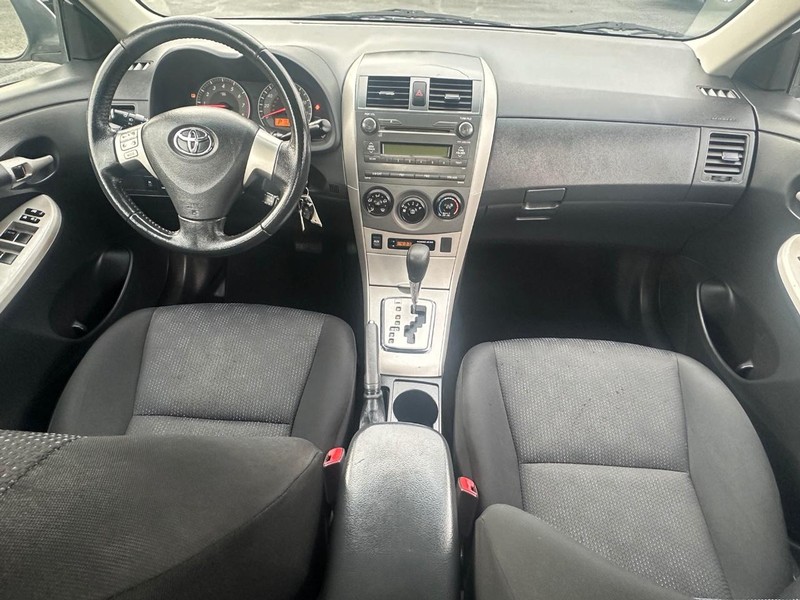 Toyota Corolla Vehicle Full-screen Gallery Image 16