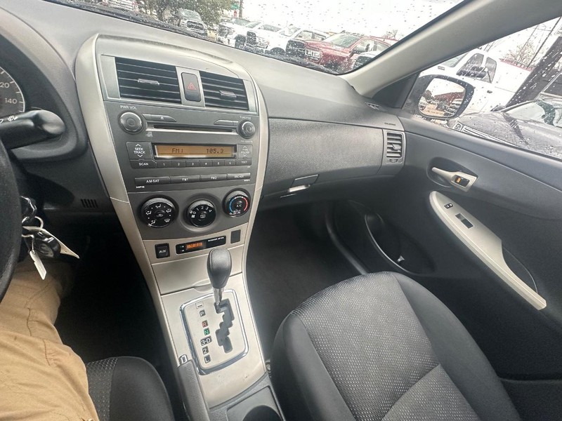 Toyota Corolla Vehicle Full-screen Gallery Image 19