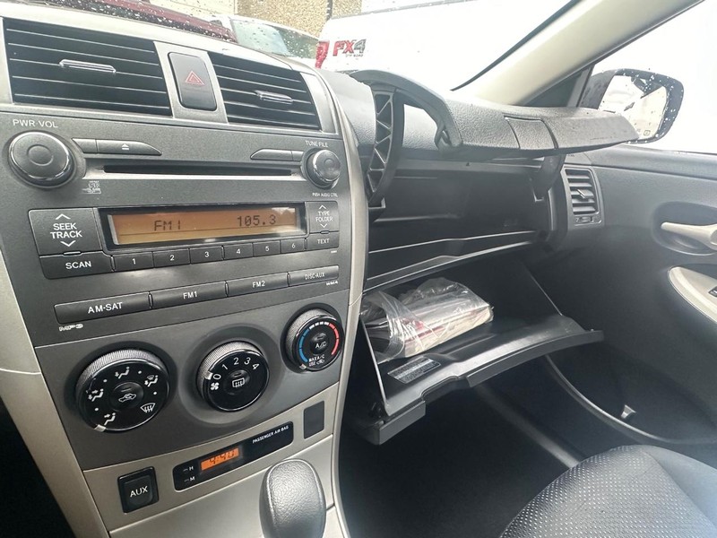 Toyota Corolla Vehicle Full-screen Gallery Image 21