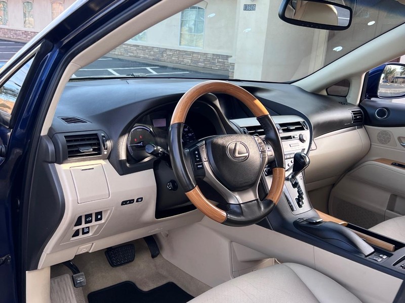 Lexus RX 450h Vehicle Full-screen Gallery Image 23