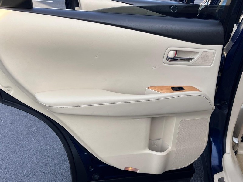 Lexus RX 450h Vehicle Full-screen Gallery Image 25