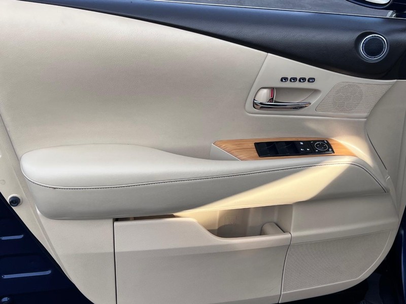 Lexus RX 450h Vehicle Full-screen Gallery Image 26