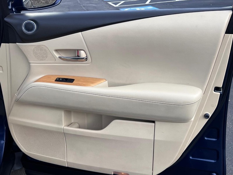 Lexus RX 450h Vehicle Full-screen Gallery Image 27