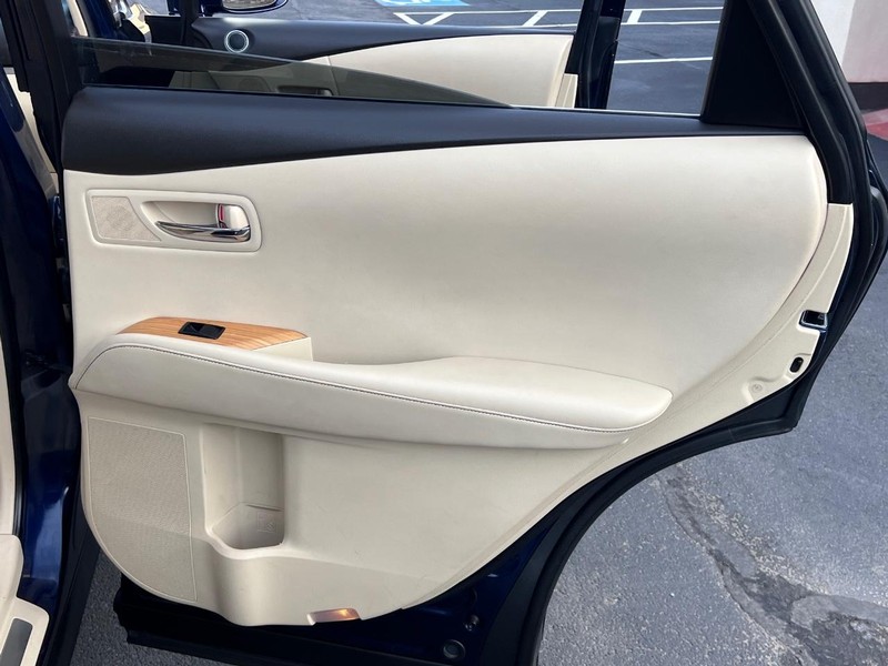 Lexus RX 450h Vehicle Full-screen Gallery Image 28