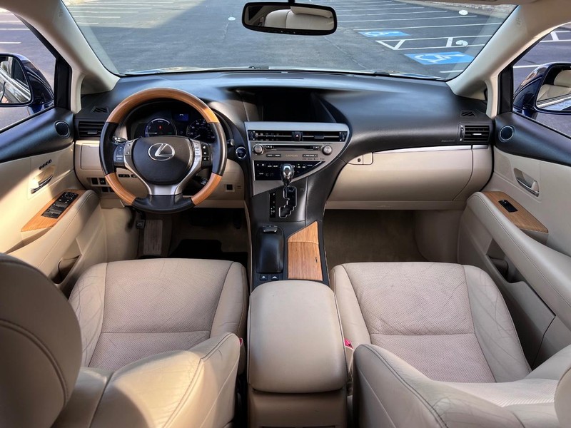 Lexus RX 450h Vehicle Full-screen Gallery Image 32