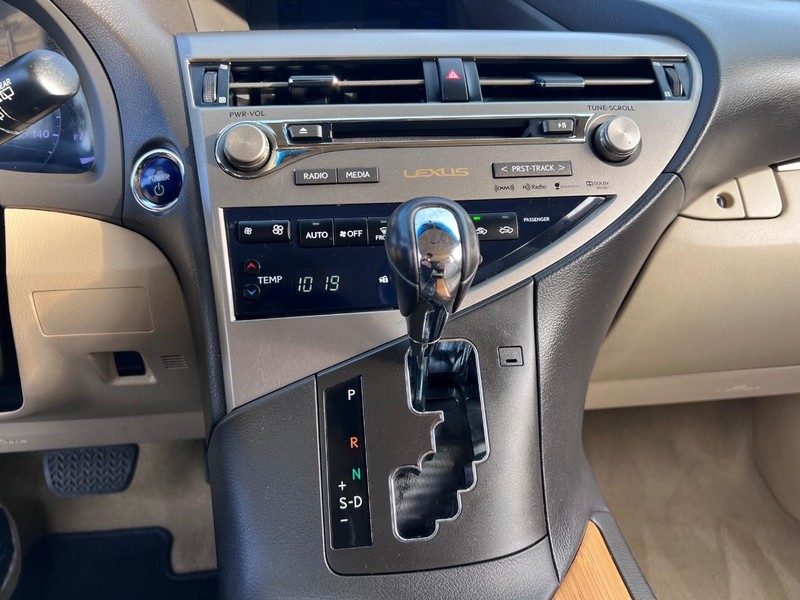 Lexus RX 450h Vehicle Full-screen Gallery Image 34