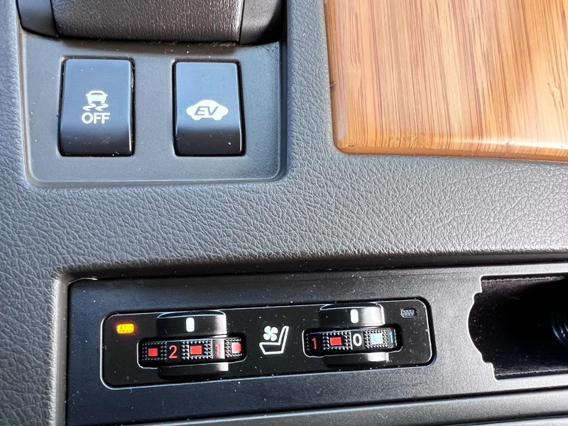 Lexus RX 450h Vehicle Full-screen Gallery Image 35