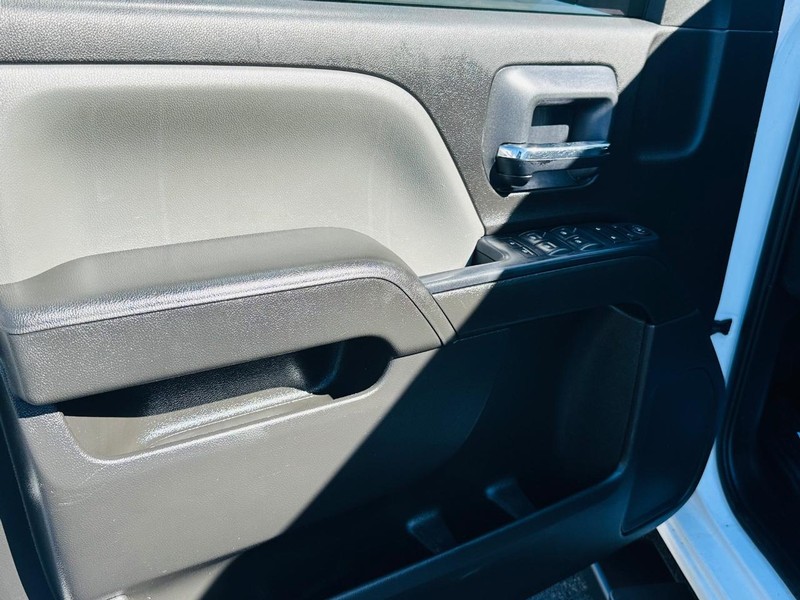 Chevrolet Silverado 1500 Vehicle Full-screen Gallery Image 24