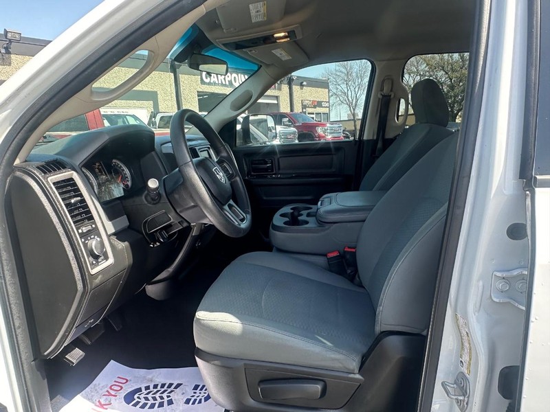 Ram 1500 Classic Vehicle Full-screen Gallery Image 10