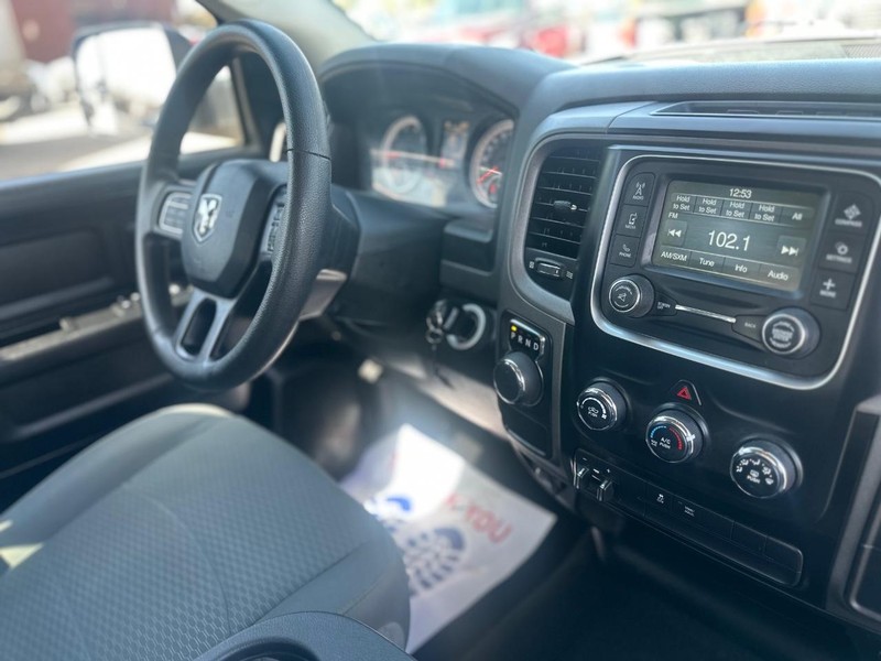 Ram 1500 Classic Vehicle Full-screen Gallery Image 17