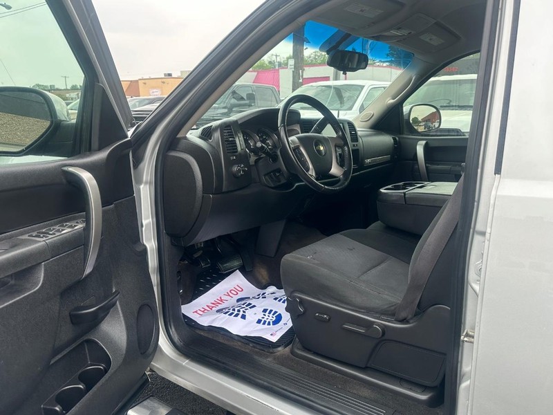 Chevrolet Silverado 1500 Vehicle Full-screen Gallery Image 18