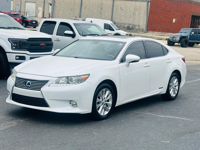 Lexus ES 300h Vehicle Full-screen Gallery Image 02