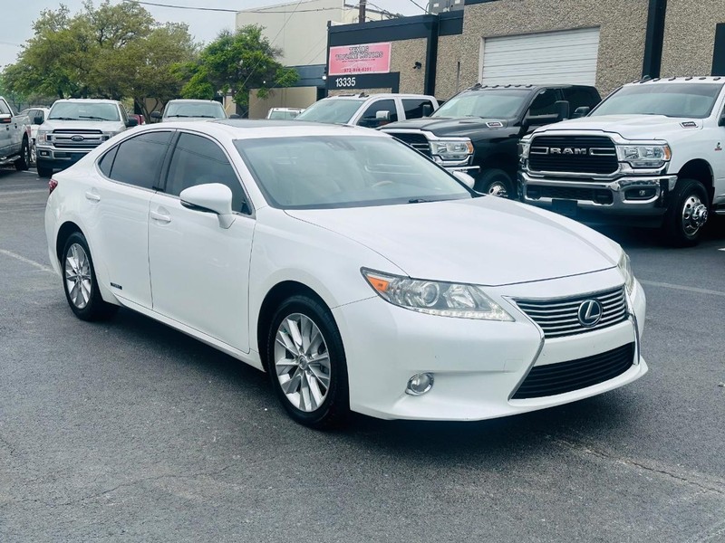 Lexus ES 300h Vehicle Full-screen Gallery Image 04