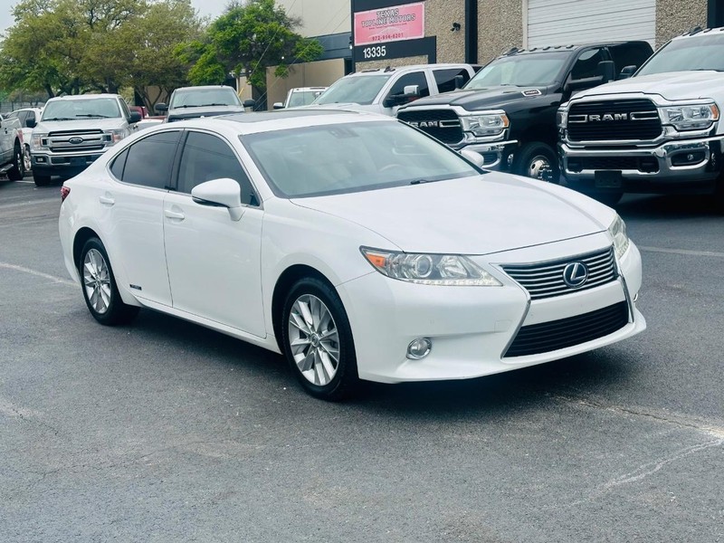 Lexus ES 300h Vehicle Full-screen Gallery Image 05