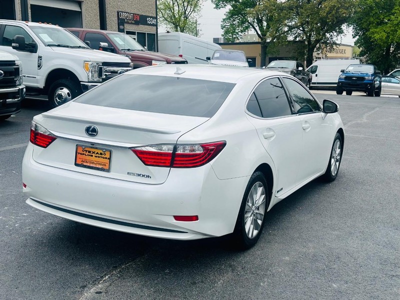 Lexus ES 300h Vehicle Full-screen Gallery Image 06