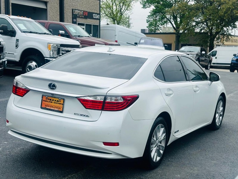 Lexus ES 300h Vehicle Full-screen Gallery Image 07