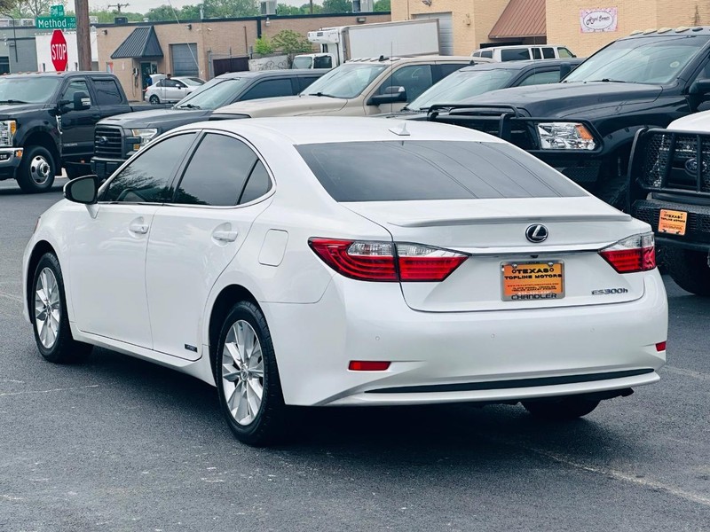 Lexus ES 300h Vehicle Full-screen Gallery Image 09