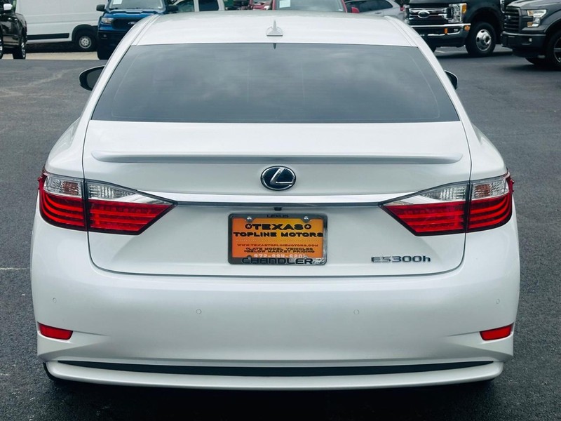 Lexus ES 300h Vehicle Full-screen Gallery Image 10