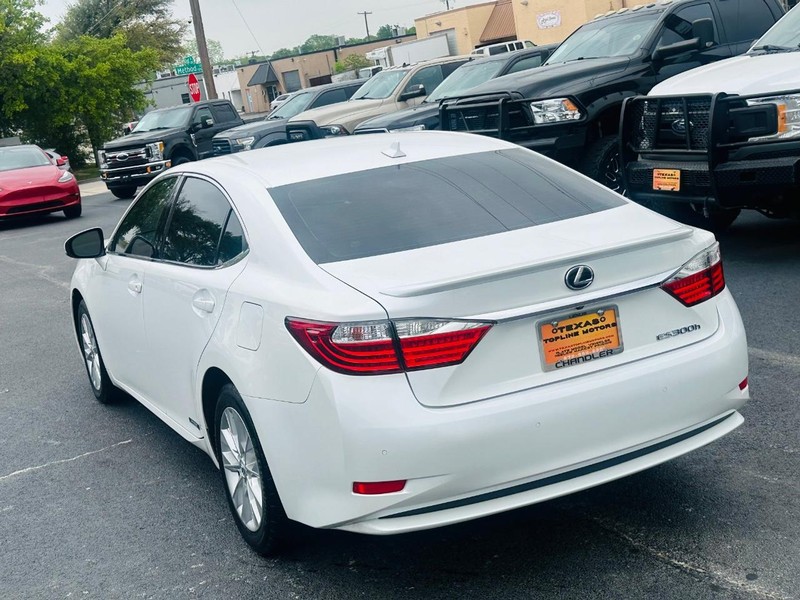 Lexus ES 300h Vehicle Full-screen Gallery Image 11